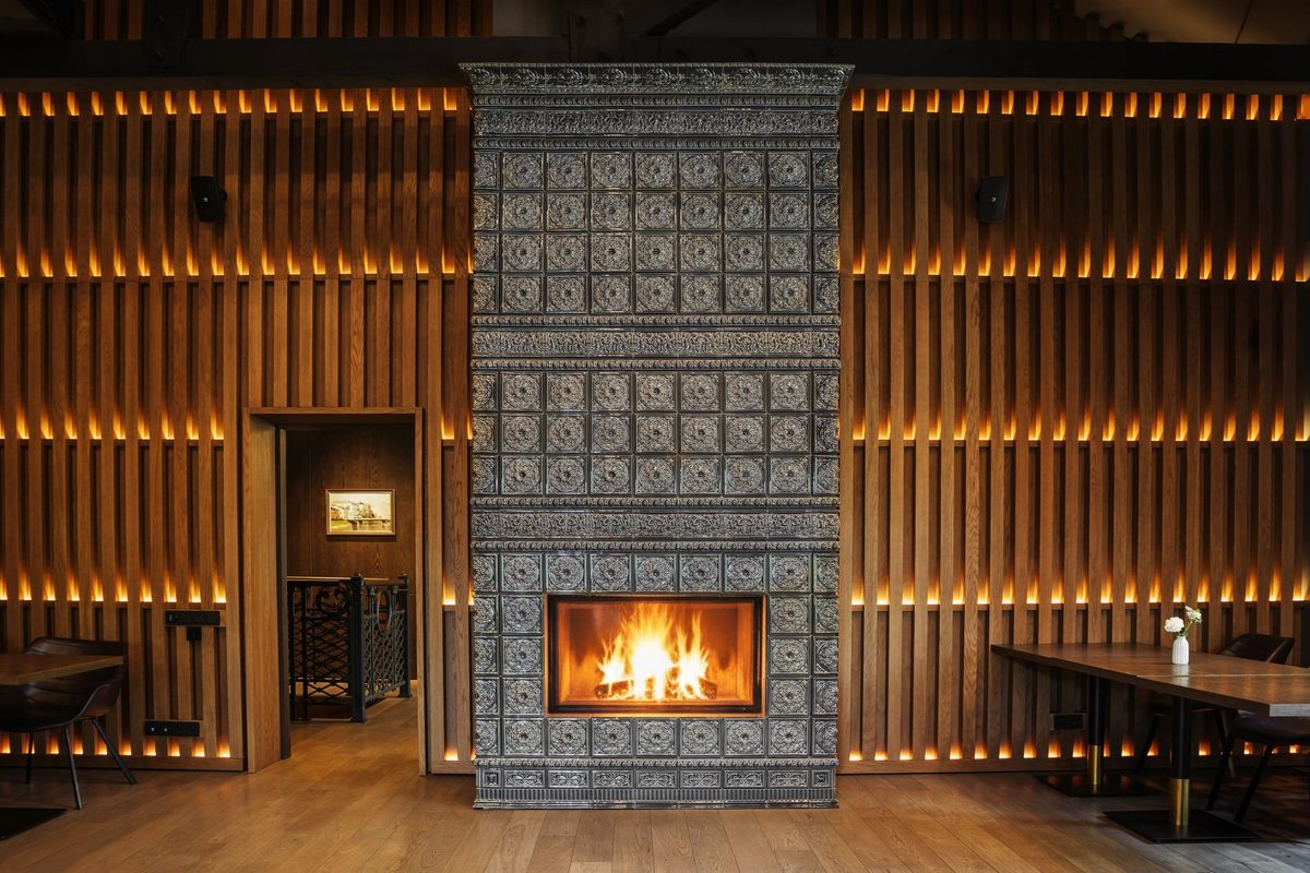 Изразцовый камин с огнём в интерьере