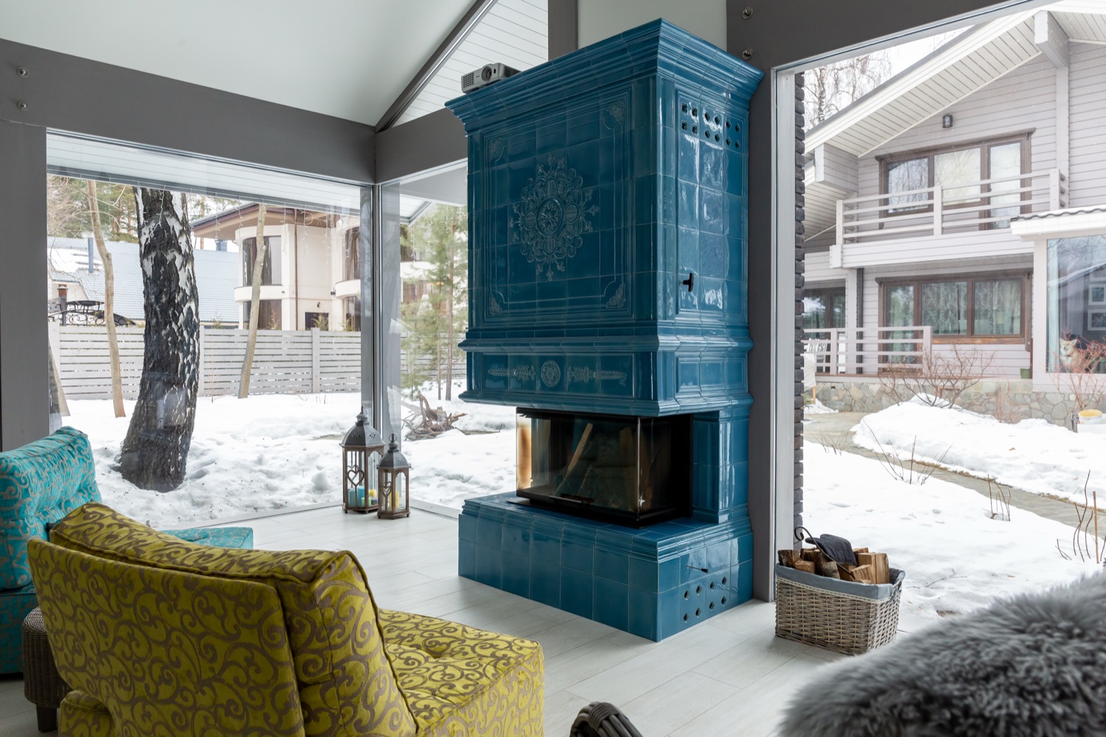 Камин Версаль — общий вид в интерьере